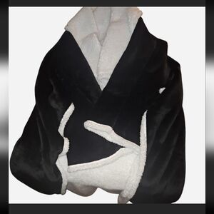 💥BRAND NEW💥 NEVER USED SNUGGIE BLANKET / ROBE ONE SIZE FIT ALL